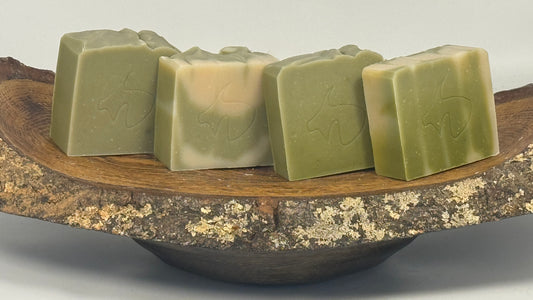 Green Pig: Chlorella Lard Swirl: Deep cleanser, anti-oxidant, vitamin-packed, soothing, conditioning