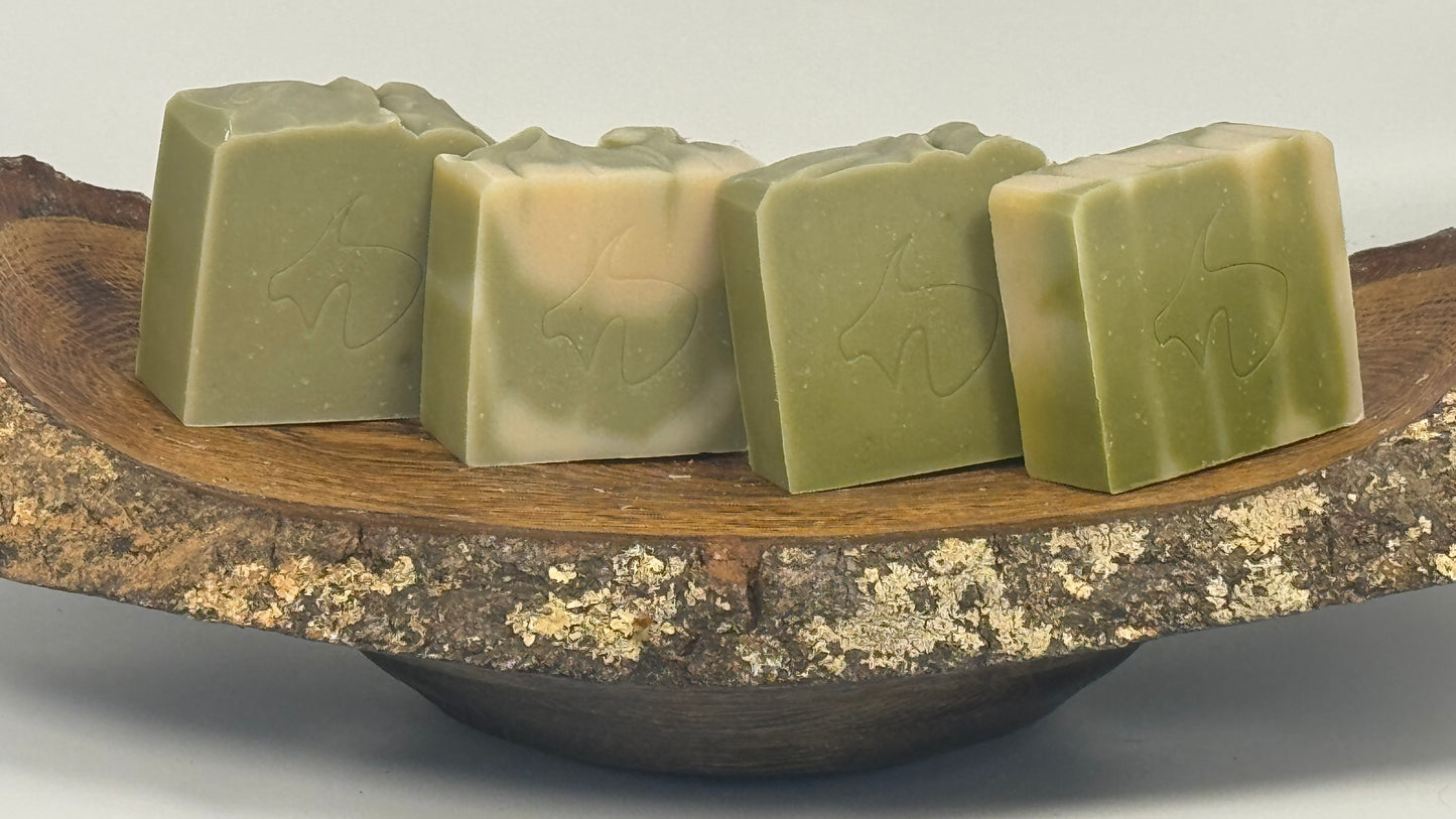 Green Pig: Chlorella Lard Swirl: Deep cleanser, anti-oxidant, vitamin-packed, soothing, conditioning